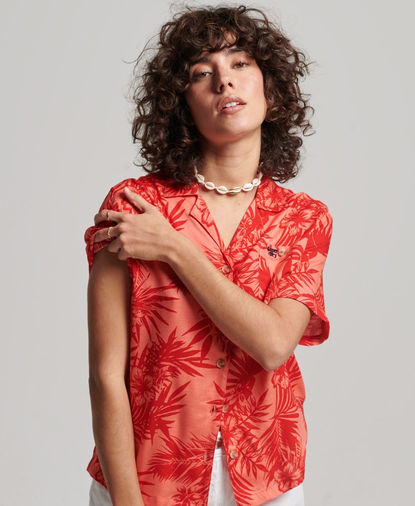 camisa estilo resort de praia na cor coral havaiana