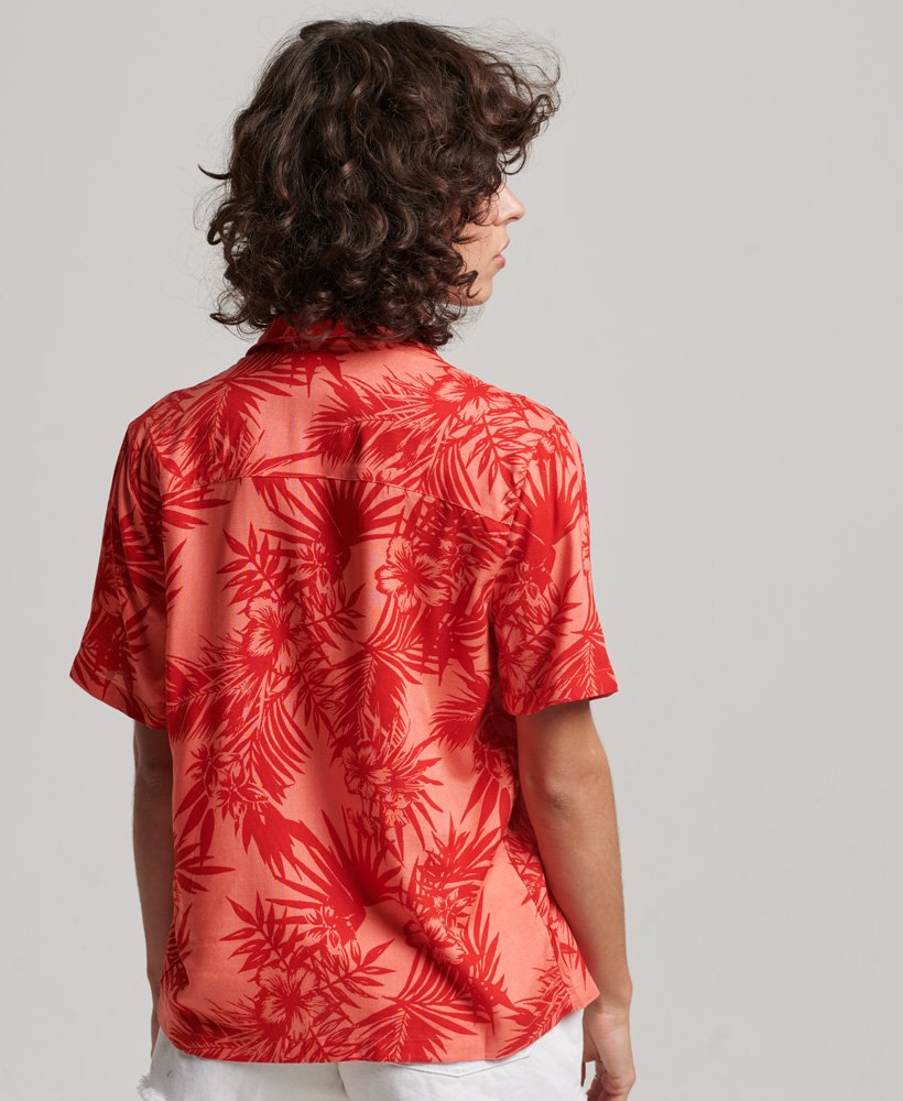 camisa estilo resort de praia na cor coral havaiana