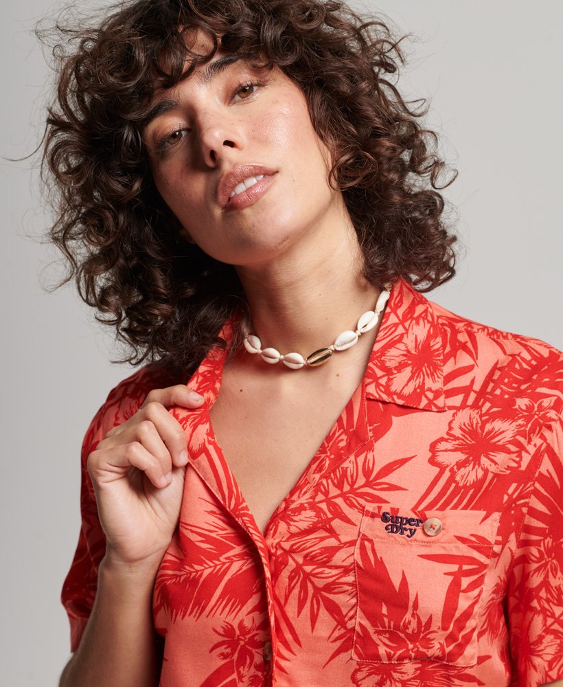 camisa estilo resort de praia na cor coral havaiana