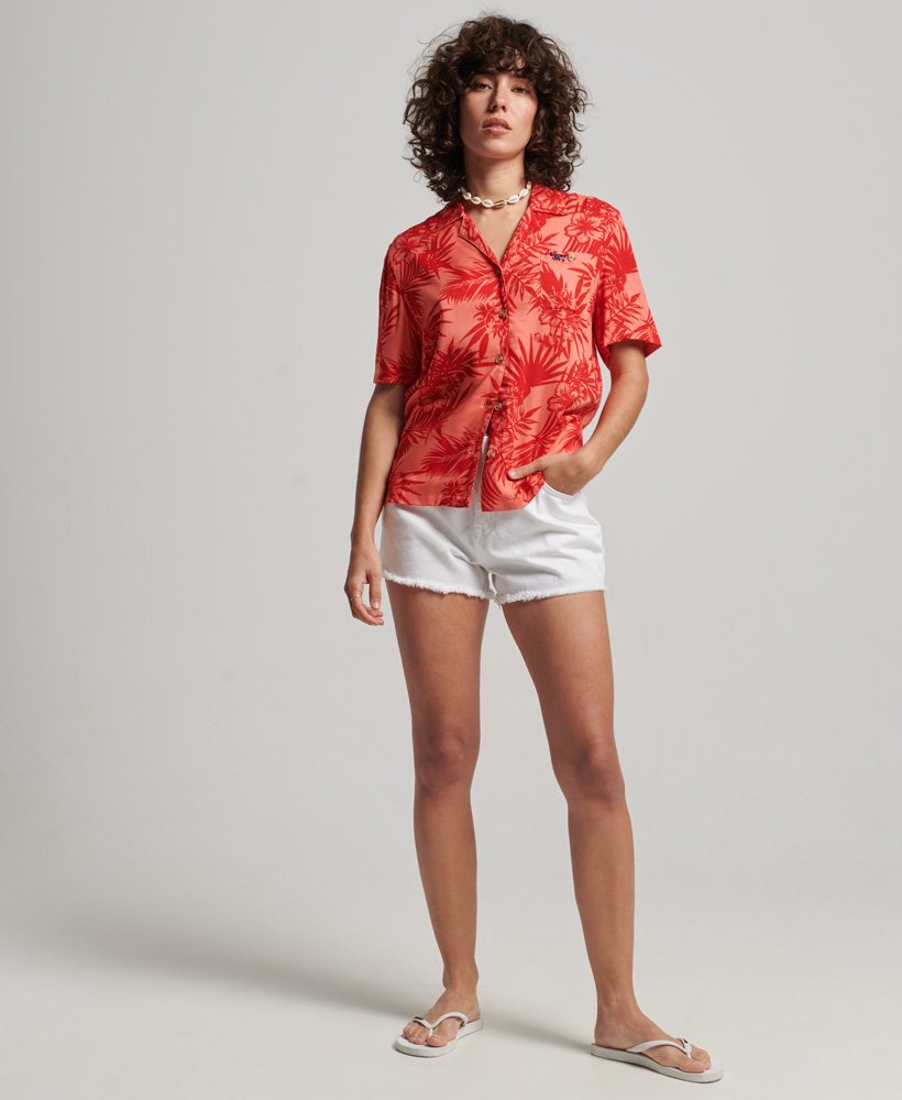 camisa estilo resort de praia na cor coral havaiana