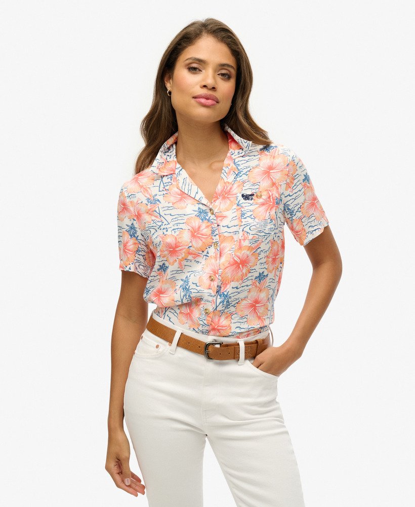 camisa de resort de praia em azul marinho com hibisco