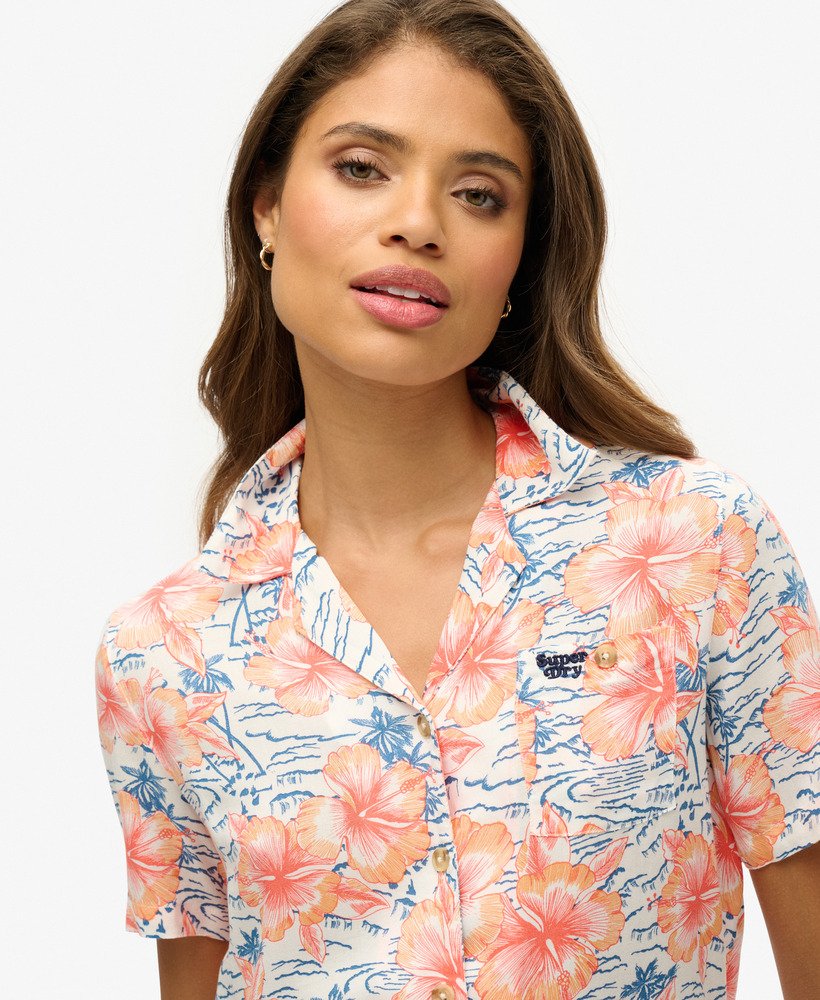 camisa de resort de praia em azul marinho com hibisco