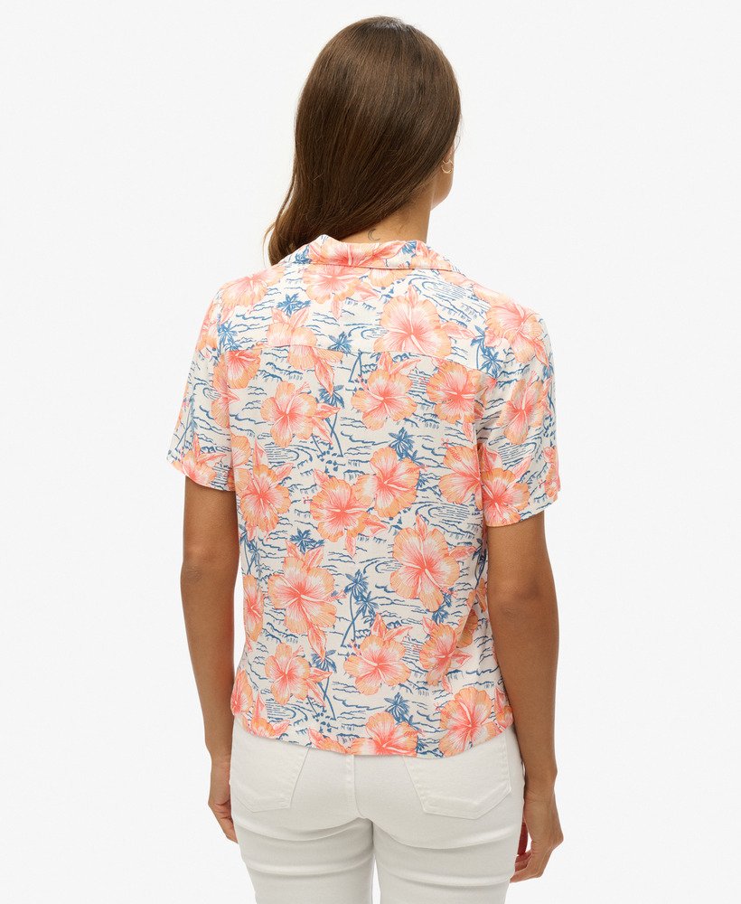 camisa de resort de praia em azul marinho com hibisco