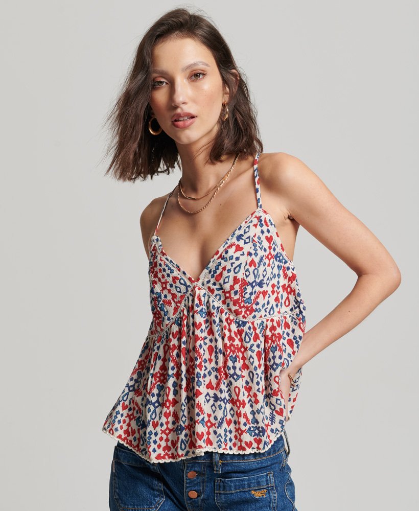top de alças com camadas em estampa ikat vermelha.
