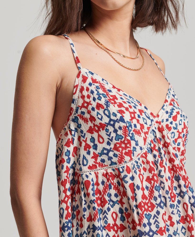 top de alças com camadas em estampa ikat vermelha.