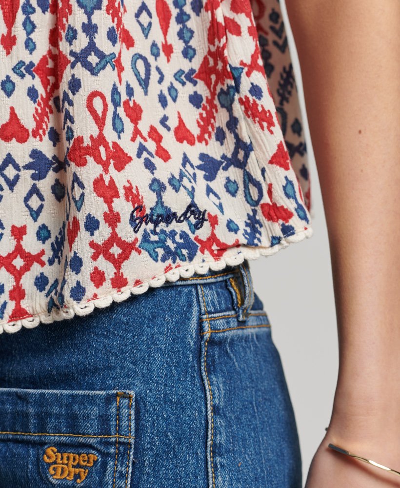 top de alças com camadas em estampa ikat vermelha.