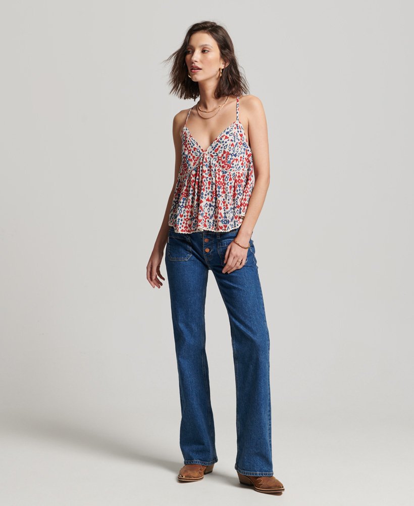 top de alças com camadas em estampa ikat vermelha.