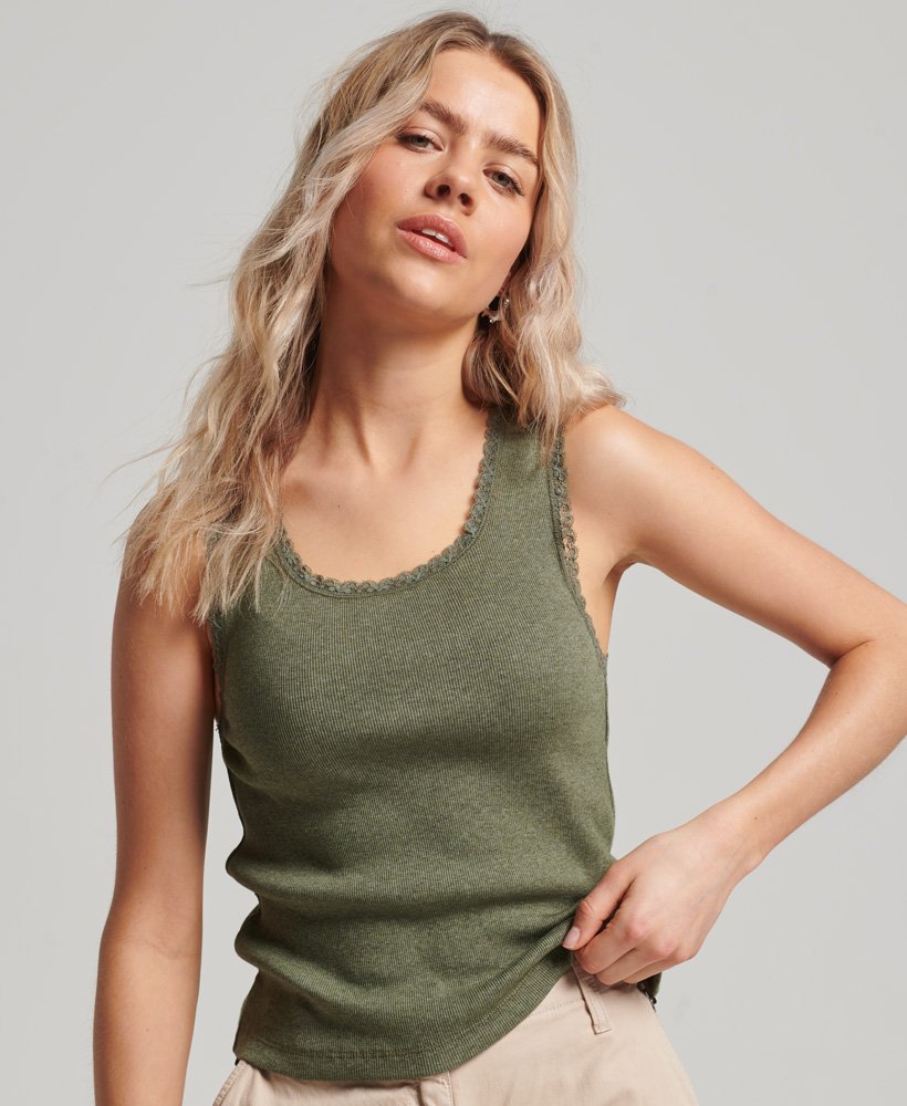 regata athletic essentials com detalhes em renda na cor verde-oliva acinzentado