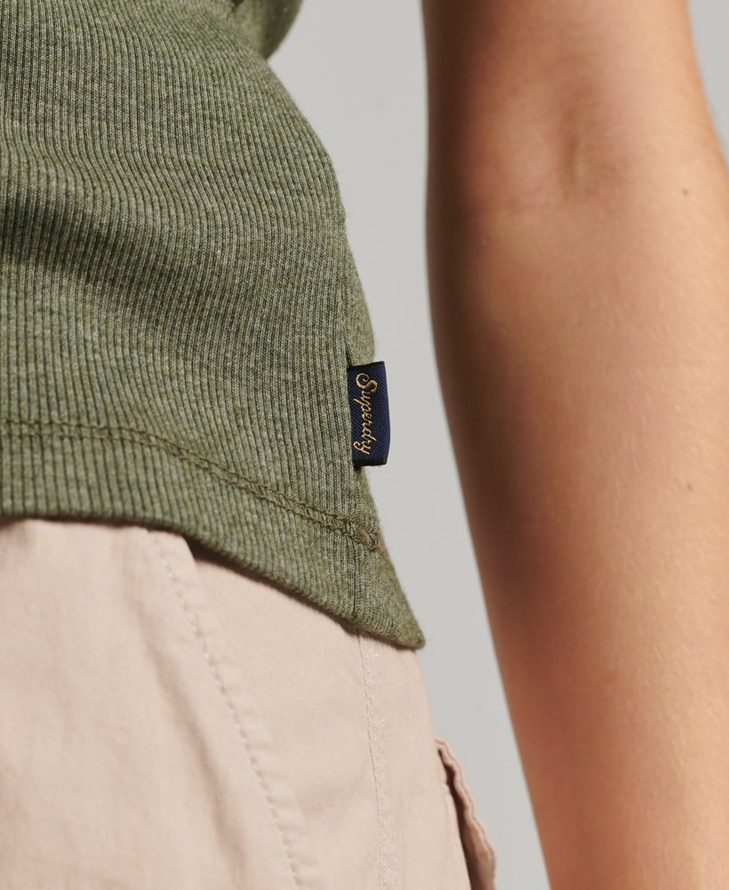 regata athletic essentials com detalhes em renda na cor verde-oliva acinzentado