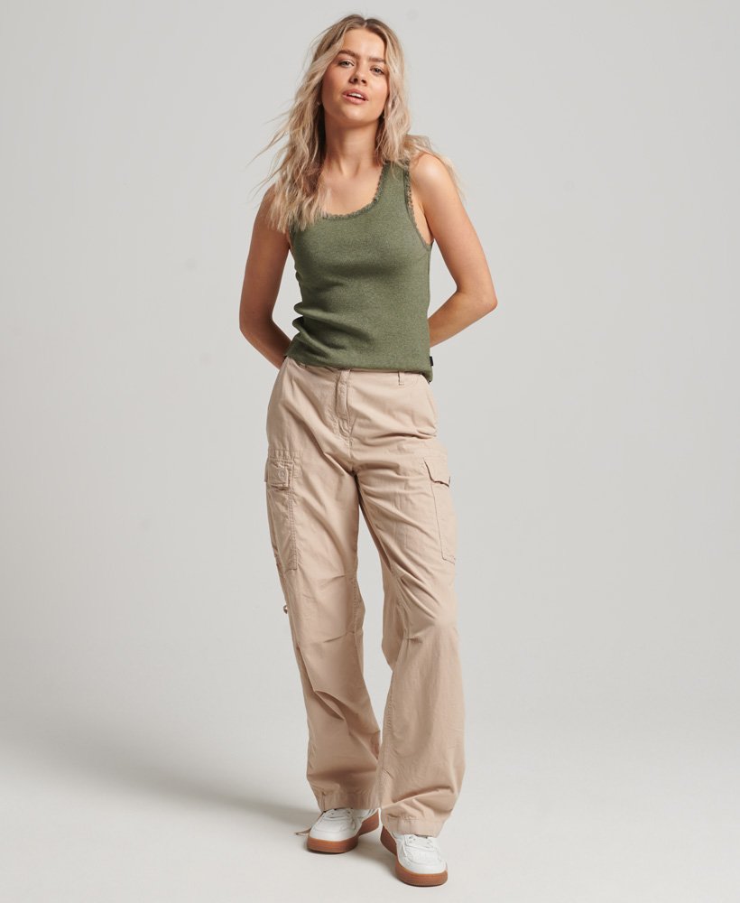 regata athletic essentials com detalhes em renda na cor verde-oliva acinzentado