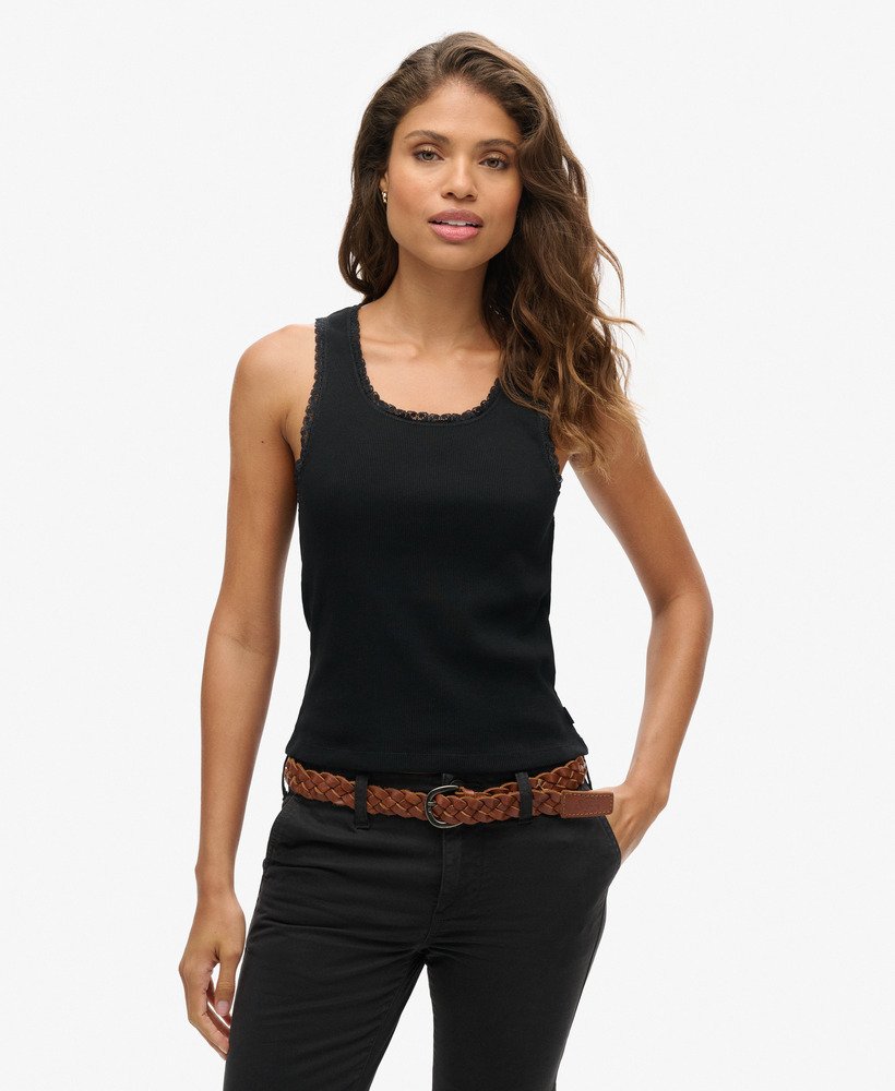 regata athletic essentials com detalhes em renda na cor preta.