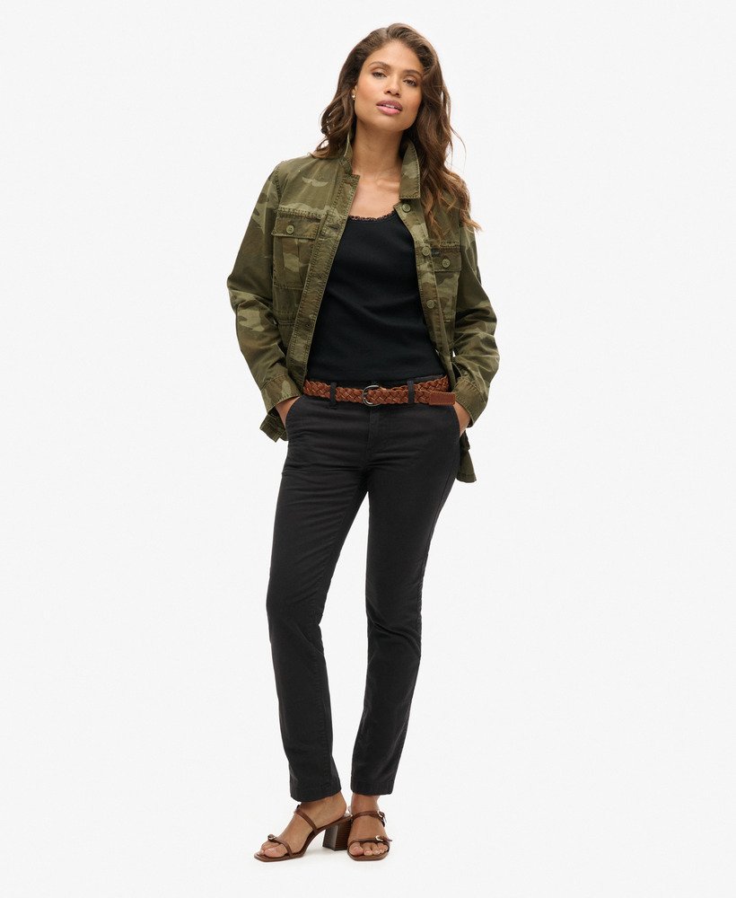 regata athletic essentials com detalhes em renda na cor preta.