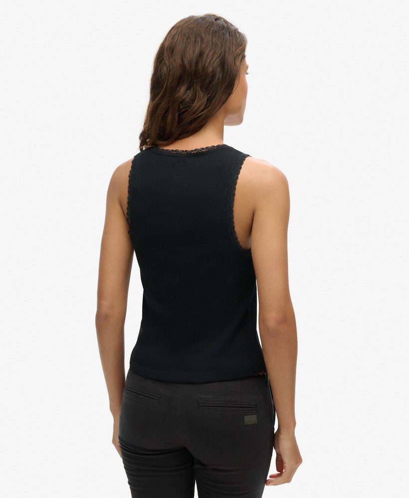 regata athletic essentials com detalhes em renda na cor preta.