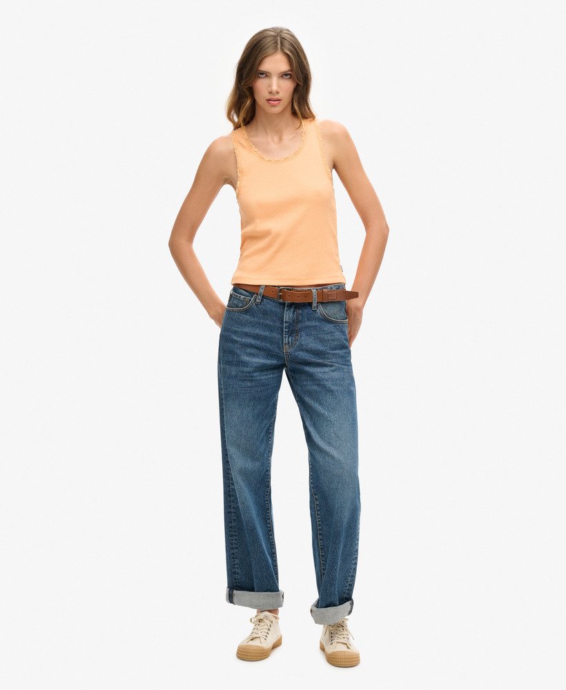 regata athletic essentials com detalhes em renda na cor laranja universitária.