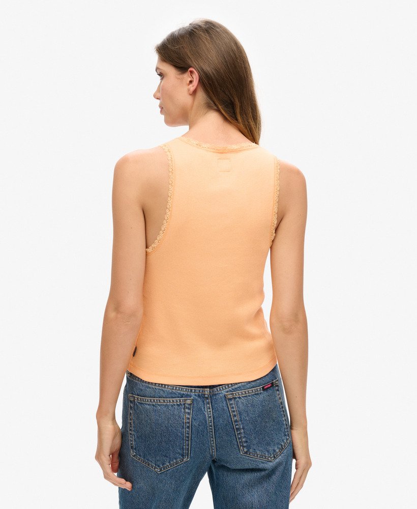 regata athletic essentials com detalhes em renda na cor laranja universitária.