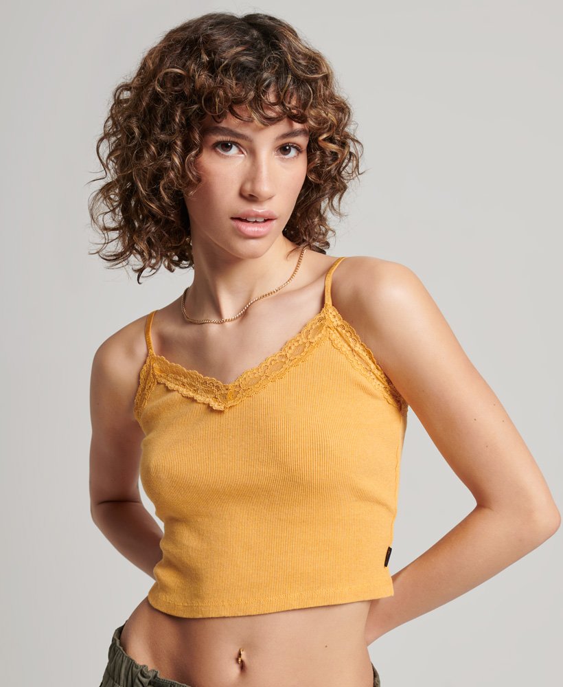 top de alcinha com acabamento em renda canelada na cor amarelo ocre mesclado.