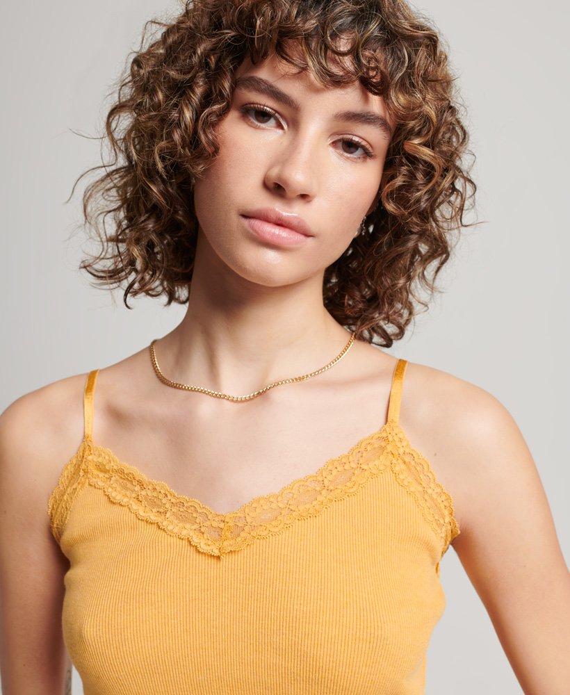 top de alcinha com acabamento em renda canelada na cor amarelo ocre mesclado.
