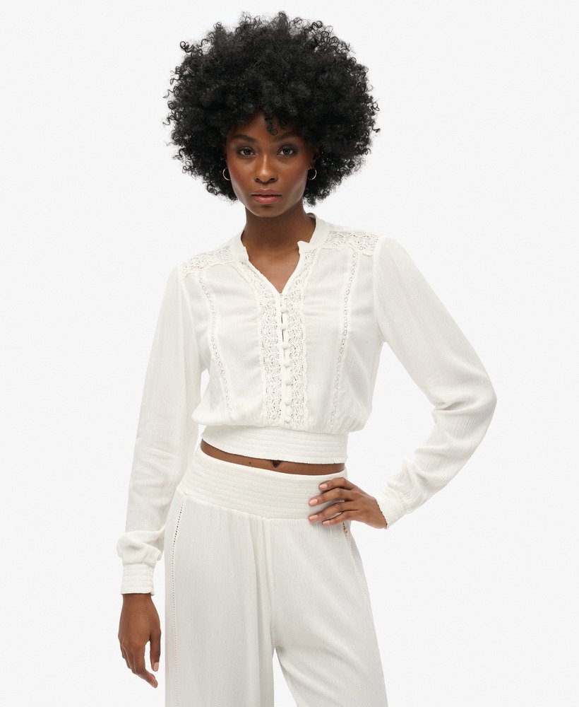 blusa de manga comprida com detalhe de renda e franzido na cor cru