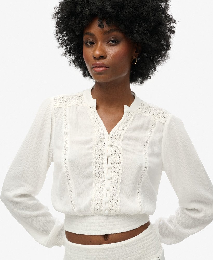 blusa de manga comprida com detalhe de renda e franzido na cor cru