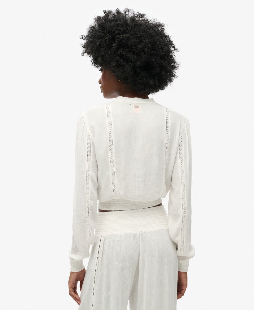 blusa de manga comprida com detalhe de renda e franzido na cor cru