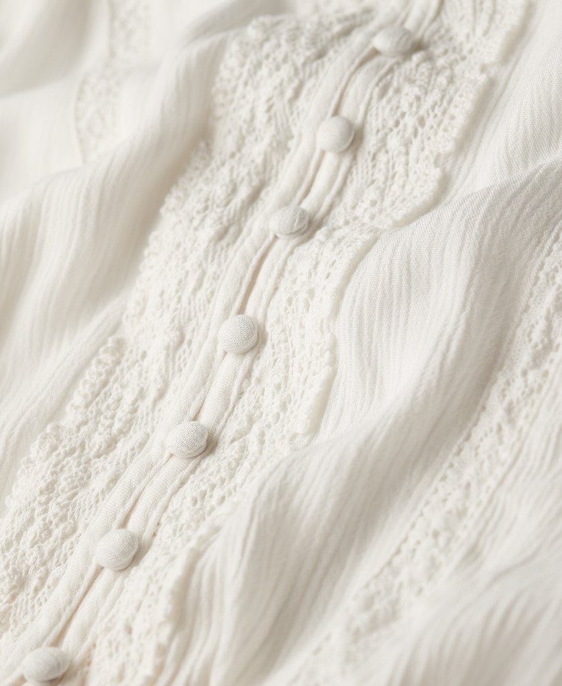 blusa de manga comprida com detalhe de renda e franzido na cor cru