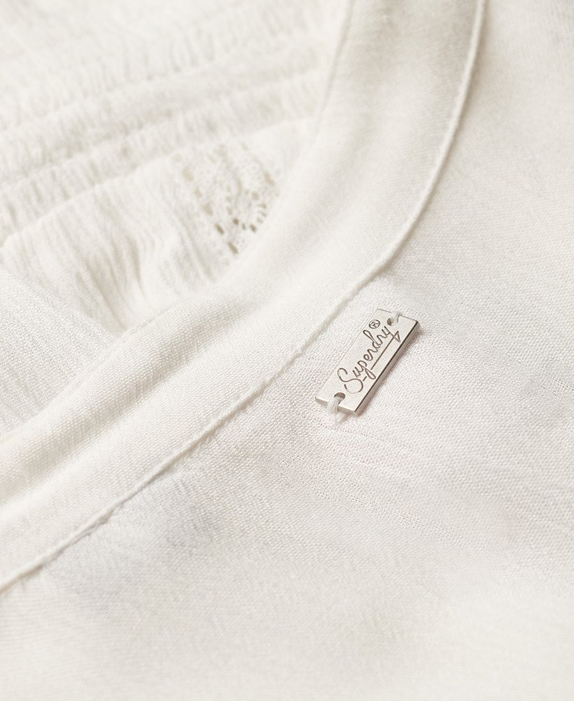 blusa de manga comprida com detalhe de renda e franzido na cor cru