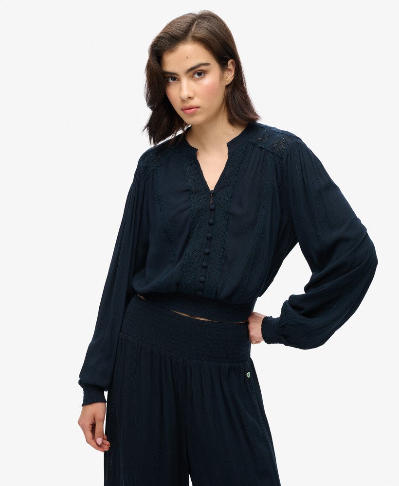 blusa de manga comprida com detalhes em renda e franzido na cor azul marinho eclipse.