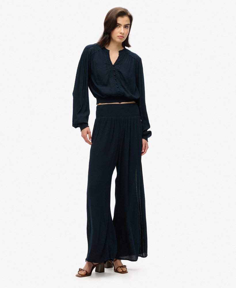 blusa de manga comprida com detalhes em renda e franzido na cor azul marinho eclipse.