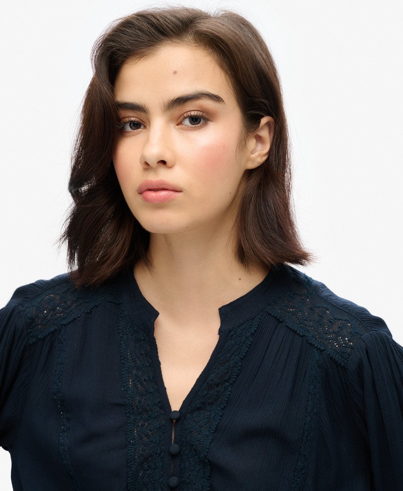 blusa de manga comprida com detalhes em renda e franzido na cor azul marinho eclipse.