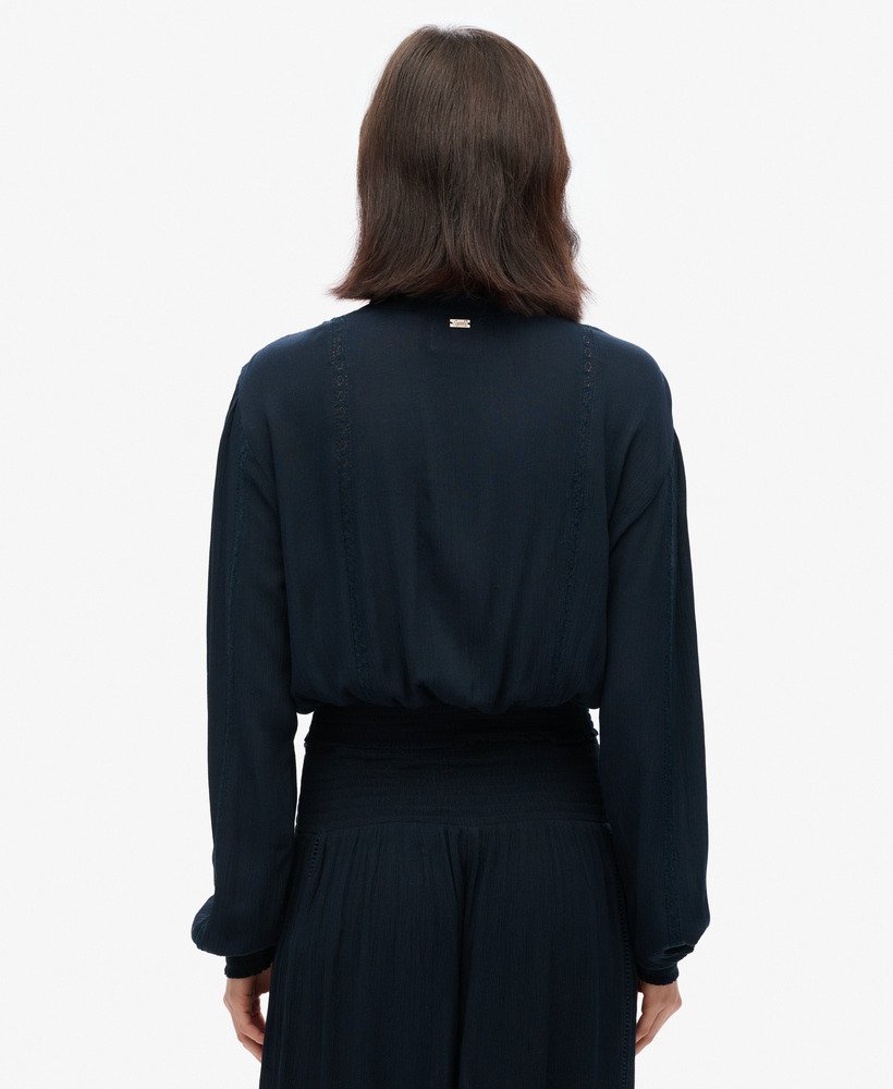 blusa de manga comprida com detalhes em renda e franzido na cor azul marinho eclipse.