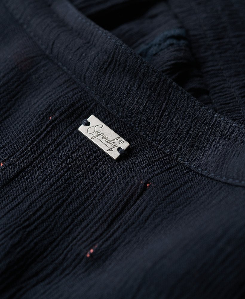 blusa de manga comprida com detalhes em renda e franzido na cor azul marinho eclipse.