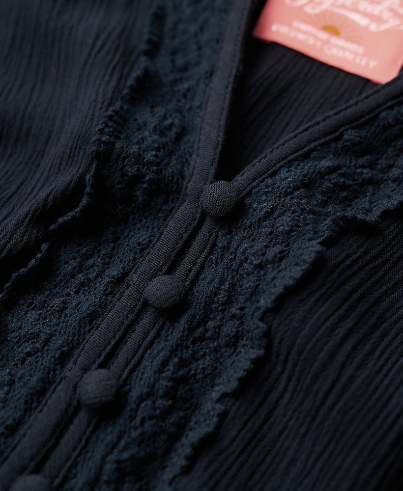 blusa de manga comprida com detalhes em renda e franzido na cor azul marinho eclipse.
