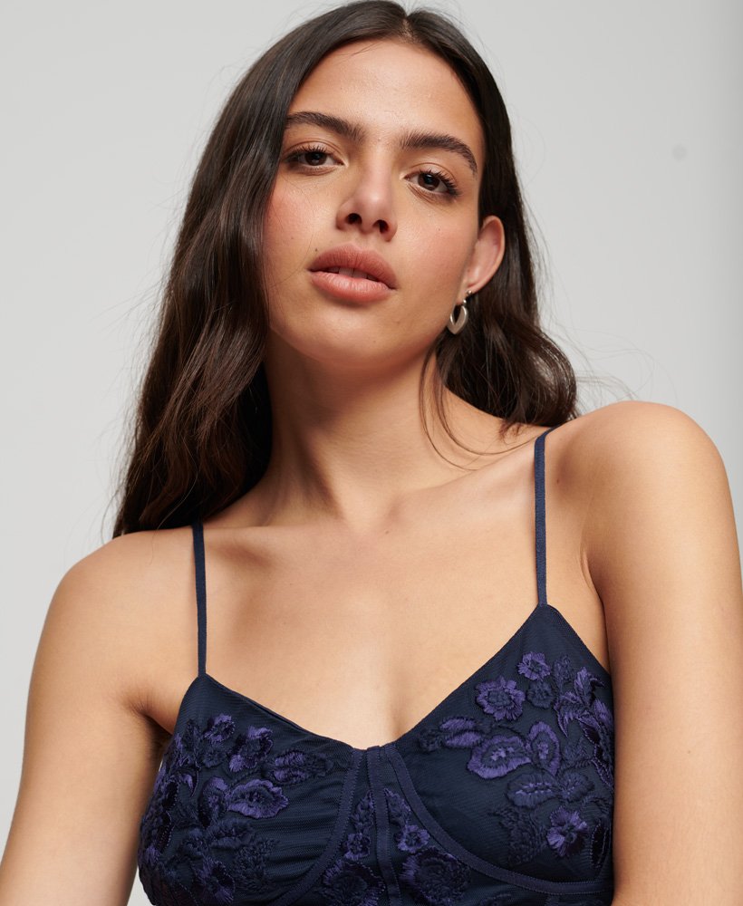 top corset bordado com flores em um tom azul marinho intenso.