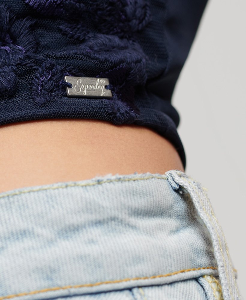 top corset bordado com flores em um tom azul marinho intenso.