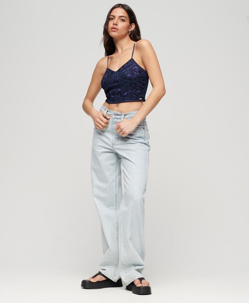 top corset bordado com flores em um tom azul marinho intenso.