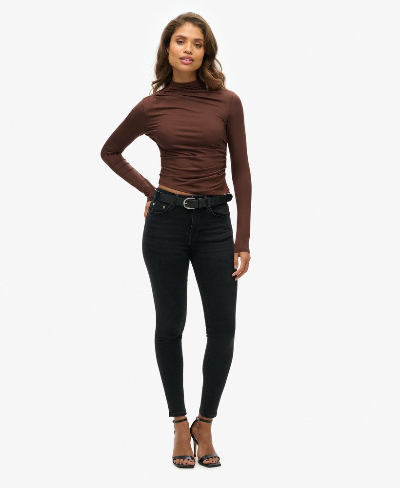 blusa de manga comprida com gola alta franzida na cor marrom chicória e café.