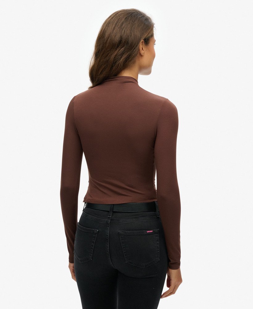 blusa de manga comprida com gola alta franzida na cor marrom chicória e café.