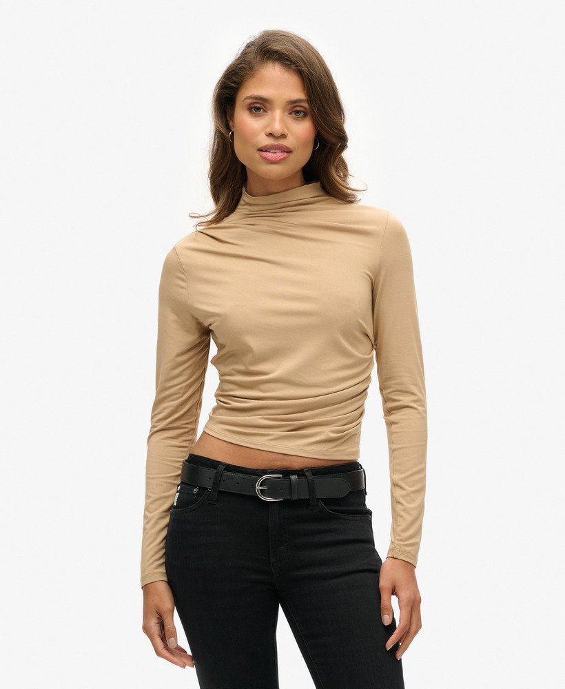 blusa de manga comprida com gola alta franzida na cor marrom bronze.