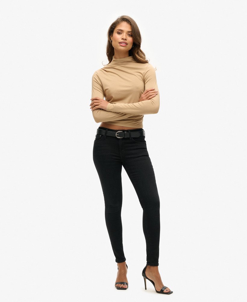 blusa de manga comprida com gola alta franzida na cor marrom bronze.