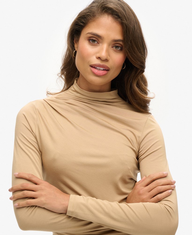 blusa de manga comprida com gola alta franzida na cor marrom bronze.