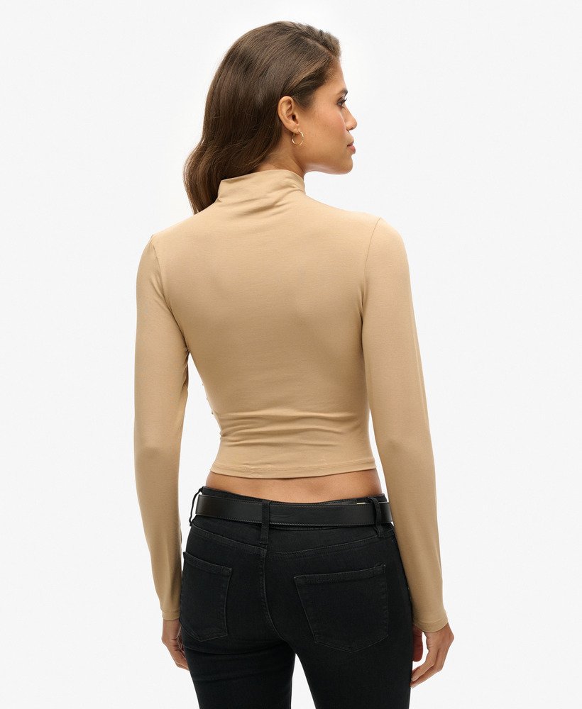 blusa de manga comprida com gola alta franzida na cor marrom bronze.