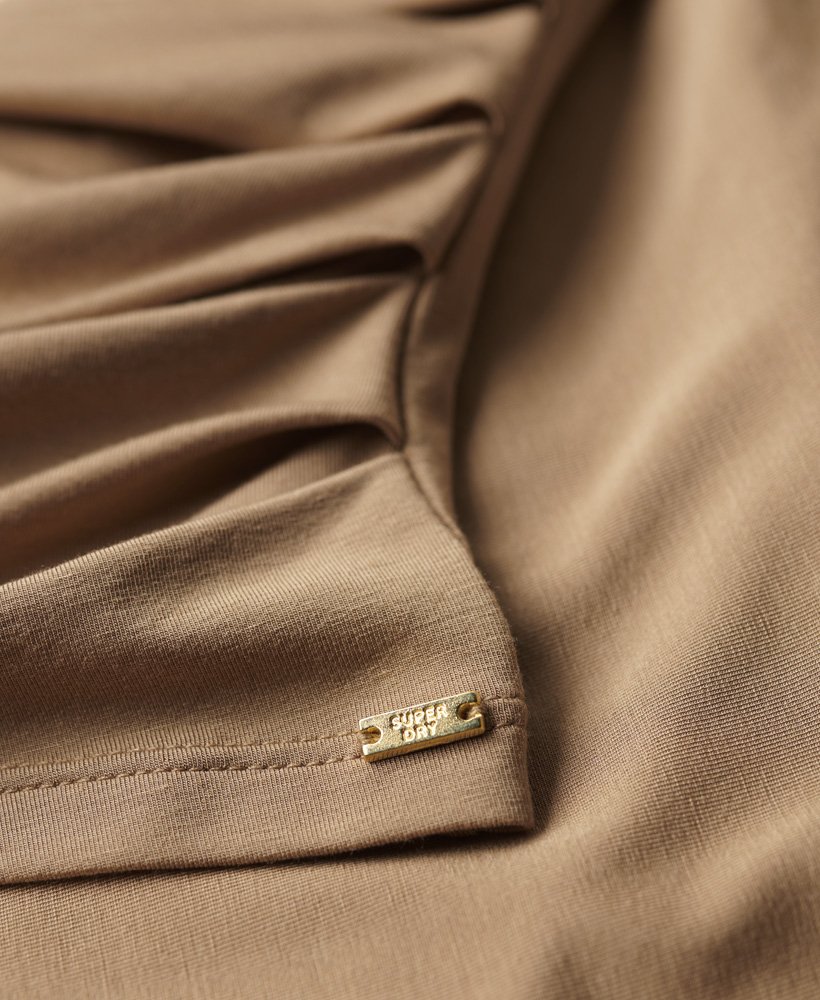 blusa de manga comprida com gola alta franzida na cor marrom bronze.