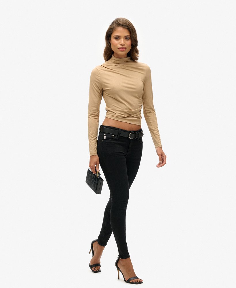 blusa de manga comprida com gola alta franzida na cor marrom bronze.