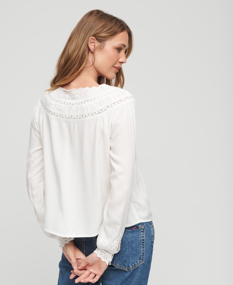 blusa de tecido plano com detalhes em renda na cor cru