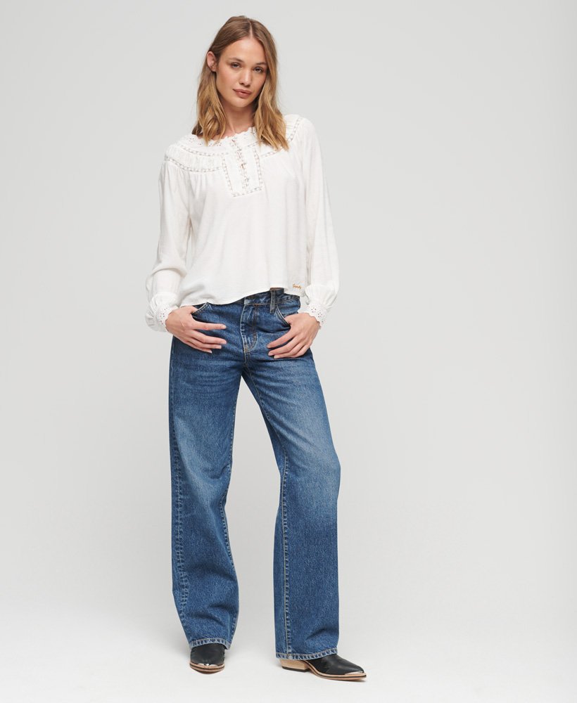 blusa de tecido plano com detalhes em renda na cor cru