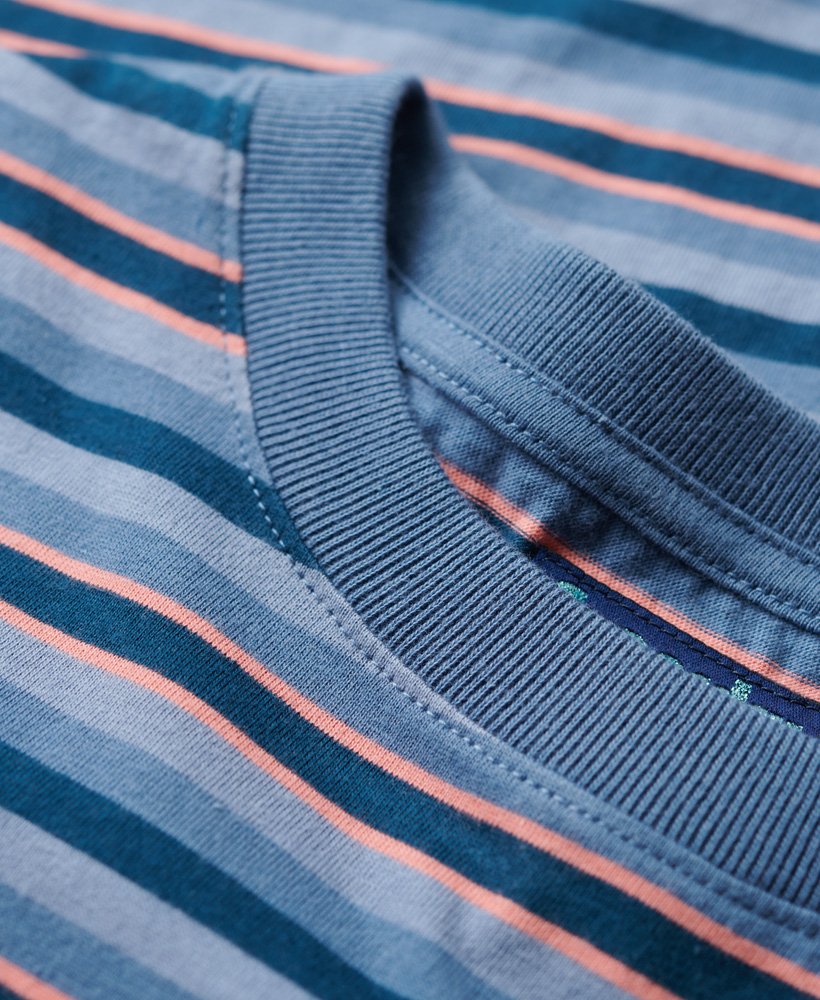 blusa listrada de manga comprida em azul wedgewood.