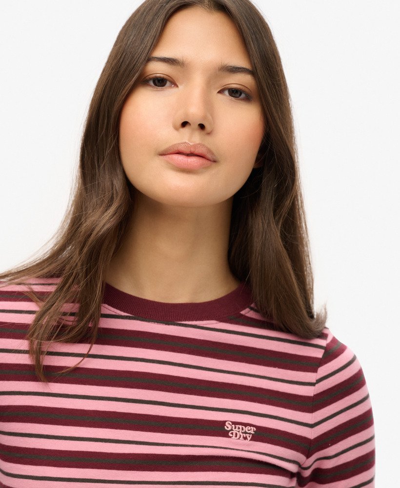 blusa listrada de manga comprida em tons de lilás e rosa.
