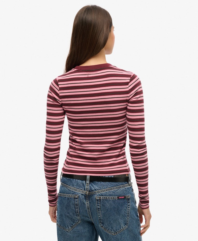 blusa listrada de manga comprida em tons de lilás e rosa.