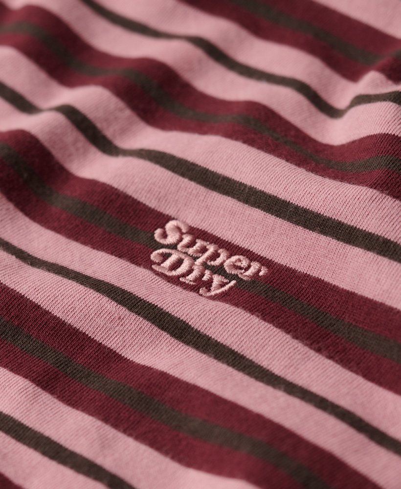 blusa listrada de manga comprida em tons de lilás e rosa.