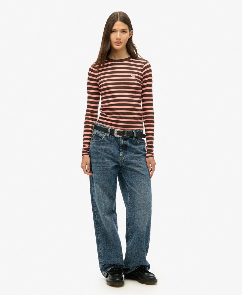 blusa listrada de manga comprida em marrom chocolate escuro.